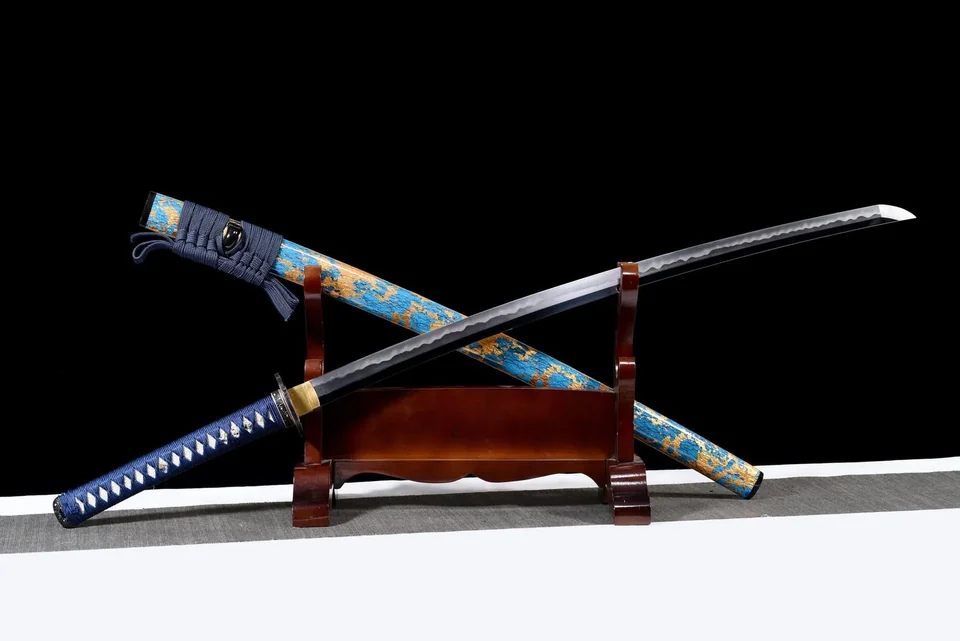 Katana Ryu no Kiba, hamon midare, saya bleu et or craquelé, vue 3