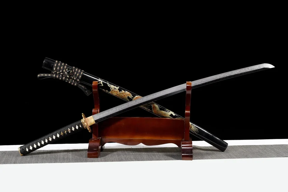 Katana Ryūō en acier T10 Honyaki, hamon hitatsura, saya dragon, vue 3