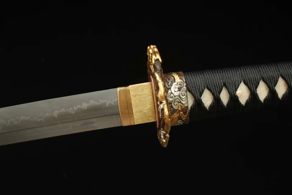Katana Ryuza en acier T10 à hamon sanbon sugi, saya dragon, vue 3