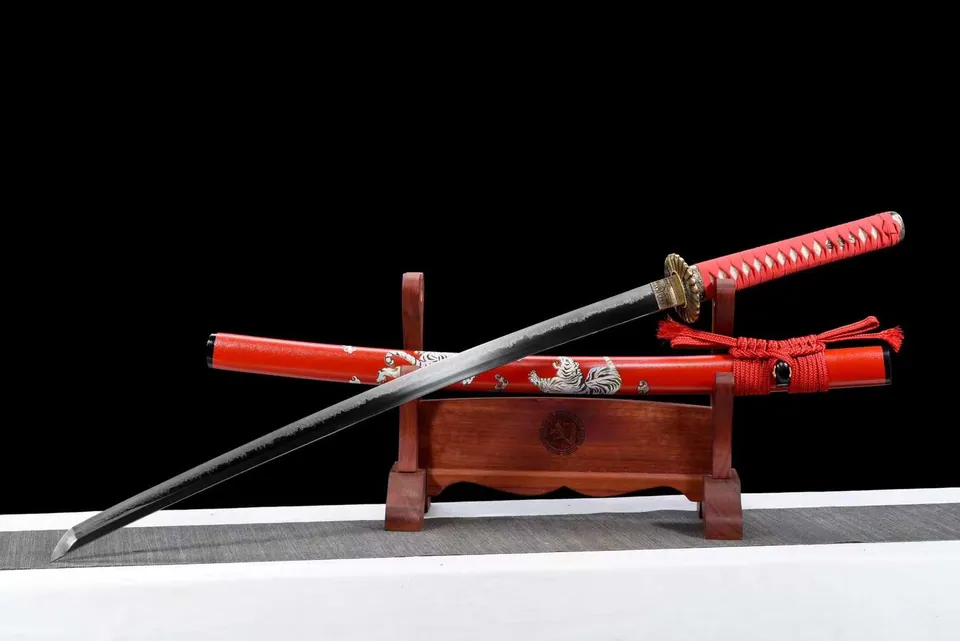 Katana Sabana en acier T10, hamon vague, saya rouge aux tigres, vue 3