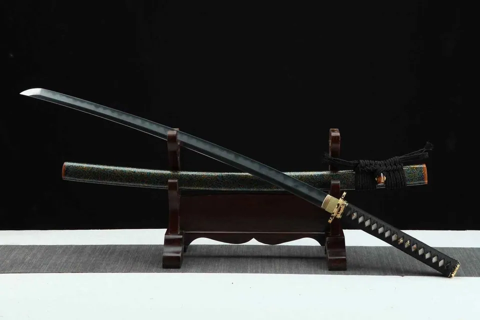 Katana Sakana en acier damas avec hamon, saya en magnolia laqué, vue 2