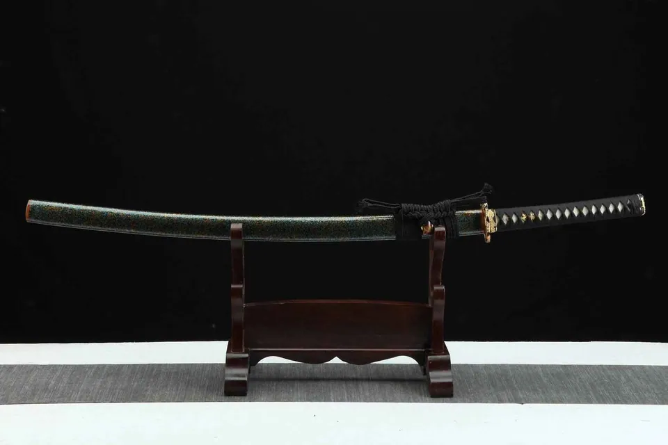 Katana Sakana en acier damas avec hamon, saya en magnolia laqué, vue 3