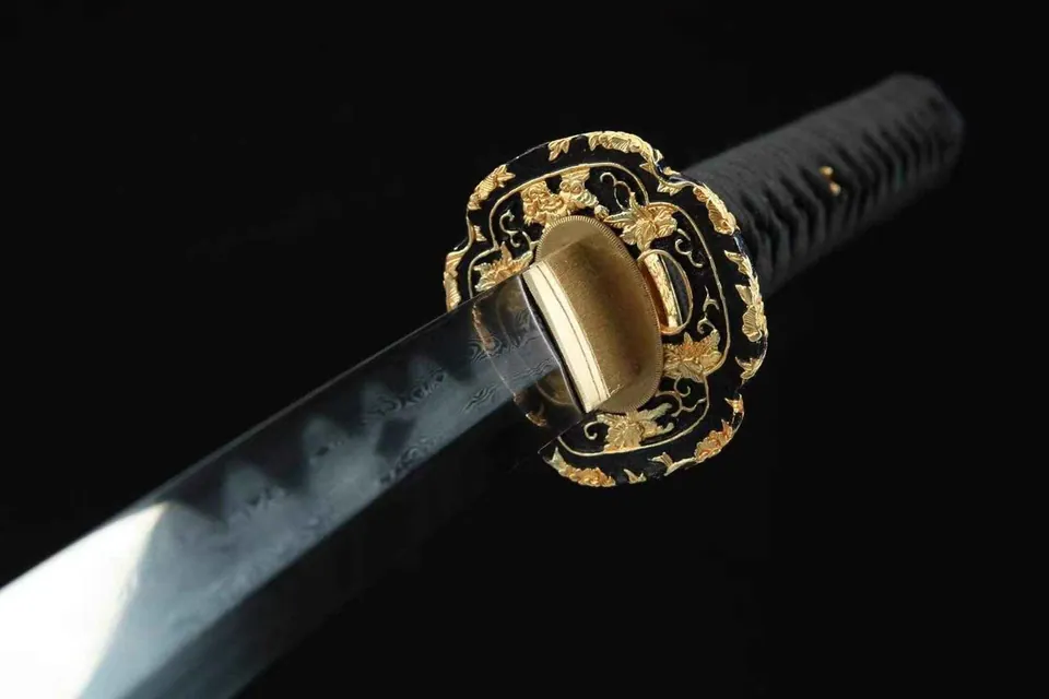Katana Sakana en acier damas avec hamon, saya en magnolia laqué, vue 5