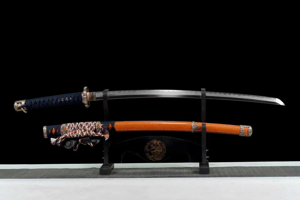 Katana Saku en acier damas, monture de style tachi, hamon unique, acier damas · hamon