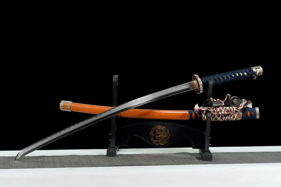 Katana Saku en acier damas, monture de style tachi, hamon unique, vue 2