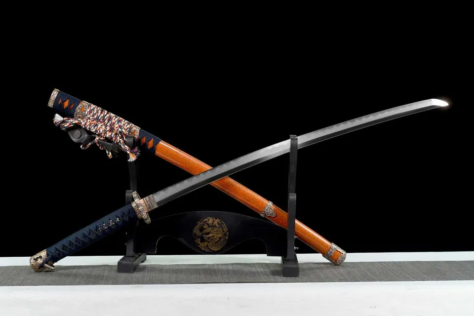 Katana Saku en acier damas, monture de style tachi, hamon unique, vue 3