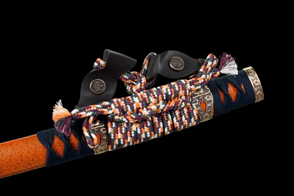 Katana Saku en acier damas, monture de style tachi, hamon unique, vue 4