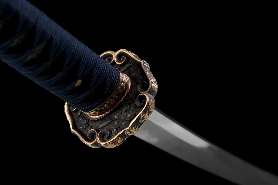 Katana Saku en acier damas, monture de style tachi, hamon unique, vue 5