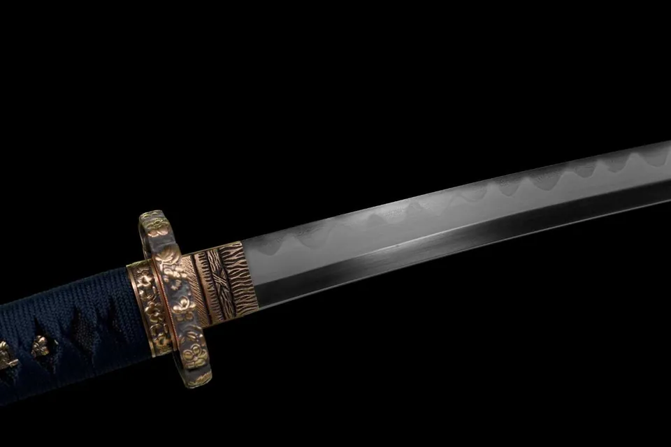 Katana Saku en acier damas, monture de style tachi, hamon unique, vue 7