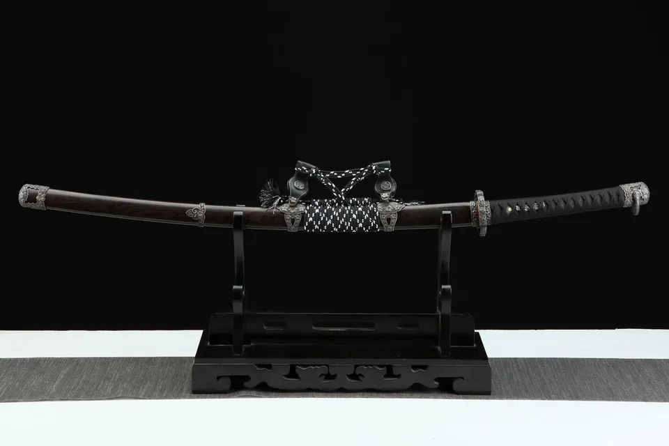 Katana Sakura en acier damas avec hamon, lame de 74 cm, saya laqué, acier damas · hamon