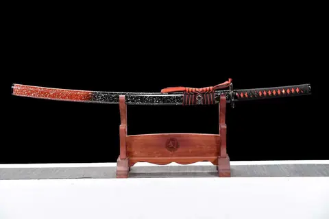 Katana Sensou en acier T10 à hamon et bo-hi, saya noire et rouge