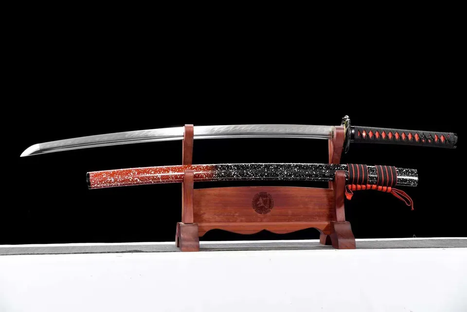Katana Sensou en acier T10 à hamon et bo-hi, saya noire et rouge, vue 2