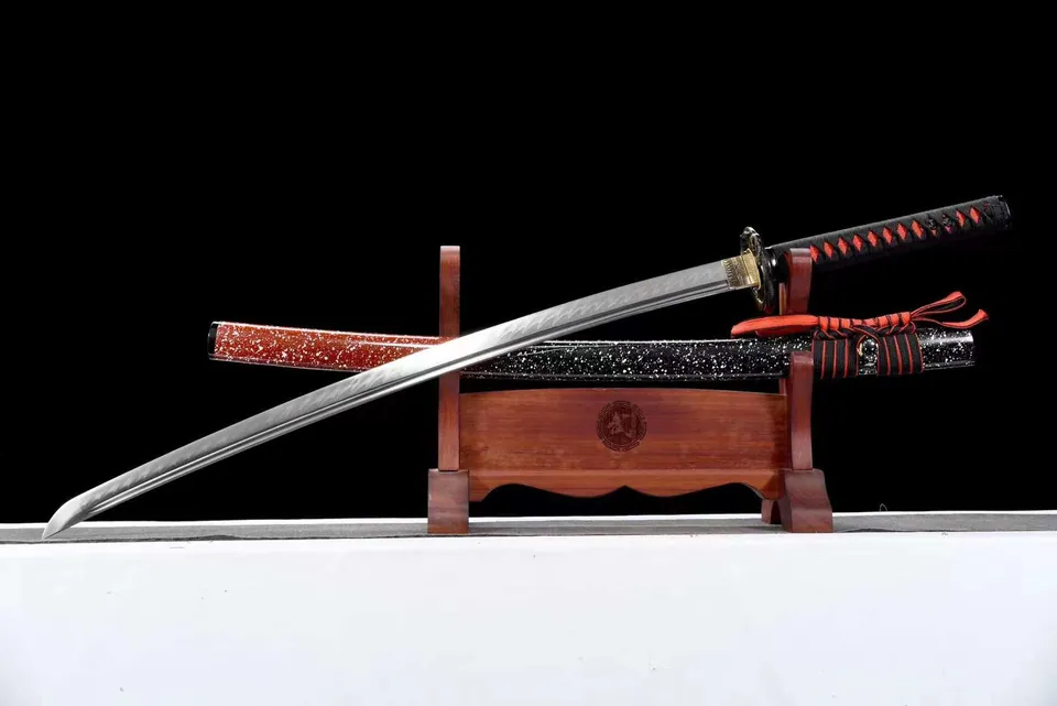 Katana Sensou en acier T10 à hamon et bo-hi, saya noire et rouge, vue 3