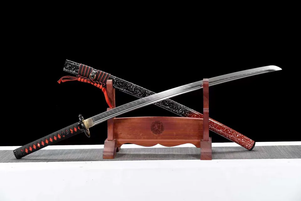 Katana Sensou en acier T10 à hamon et bo-hi, saya noire et rouge, vue 4