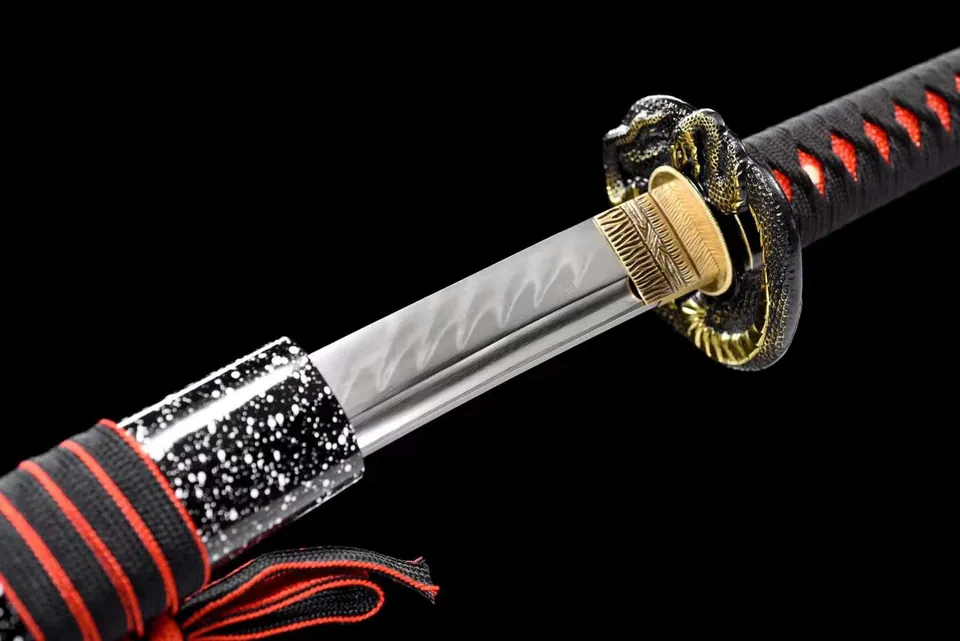 Katana Sensou en acier T10 à hamon et bo-hi, saya noire et rouge, vue 7