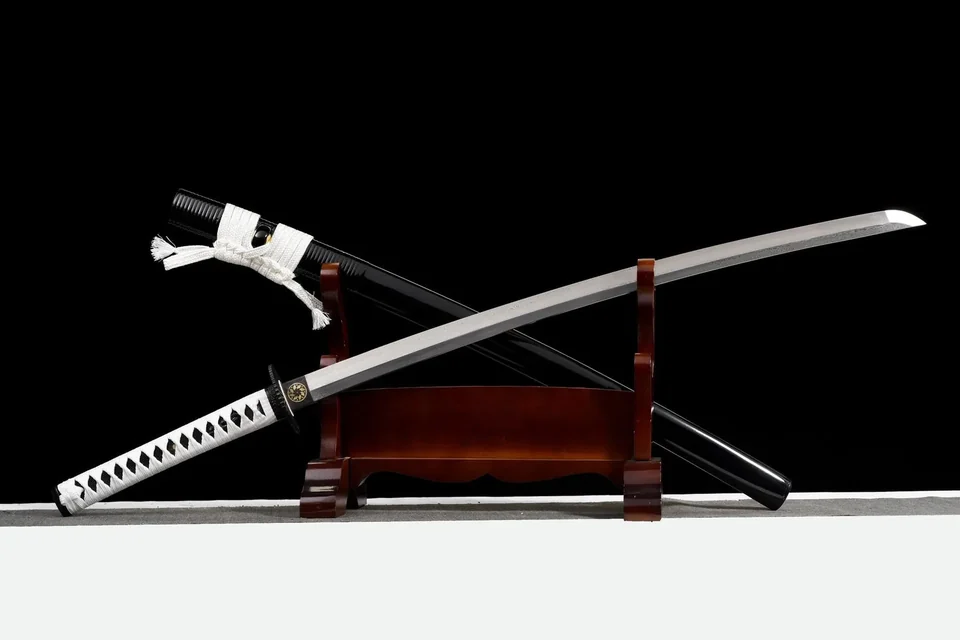 Katana Shirasagi en acier damas poli miroir, saya laqué noir, vue 3