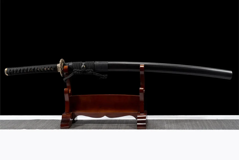 Katana Shishi en acier T10 à hamon, poli miroir et saya noire sobre, vue 2