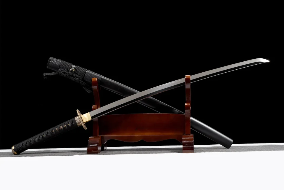 Katana Shishi en acier T10 à hamon, poli miroir et saya noire sobre, vue 3