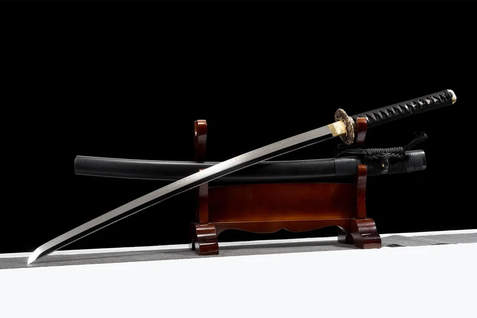 Katana Shishi en acier T10 à hamon, poli miroir et saya noire sobre, vue 4