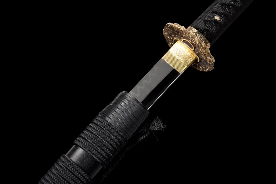 Katana Shishi en acier T10 à hamon, poli miroir et saya noire sobre, vue 5