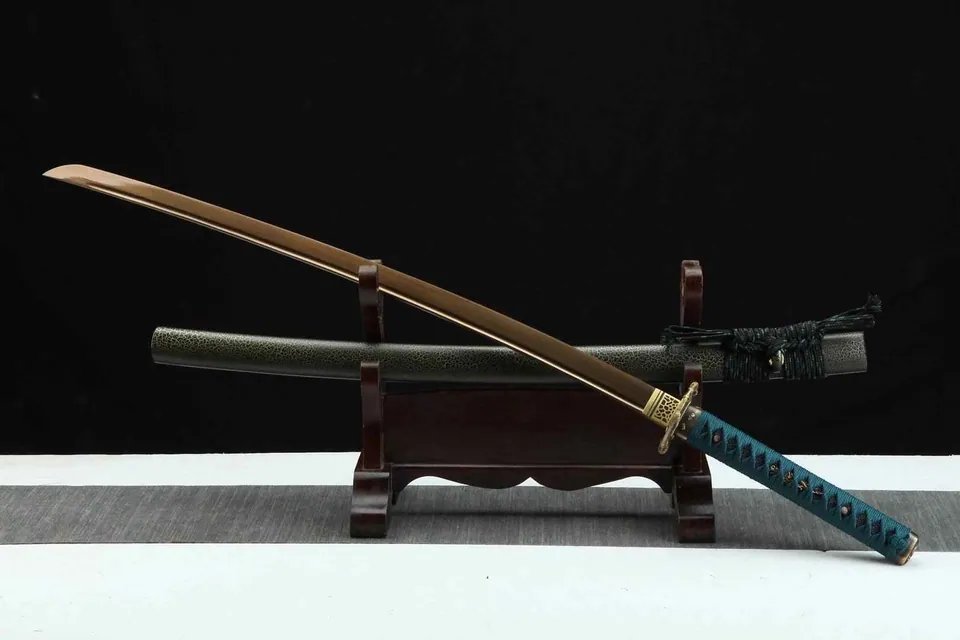 Katana Shizen en acier damas, lame dorée avec gorge, saya verte, vue 3