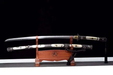 Katana Shōgun en acier damas avec hamon, monture en cuivre