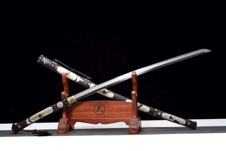 Katana Shōgun en acier damas avec hamon, monture en cuivre, vue 2