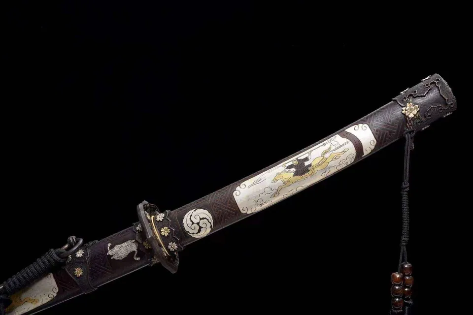 Katana Shōgun en acier damas avec hamon, monture en cuivre, vue 3