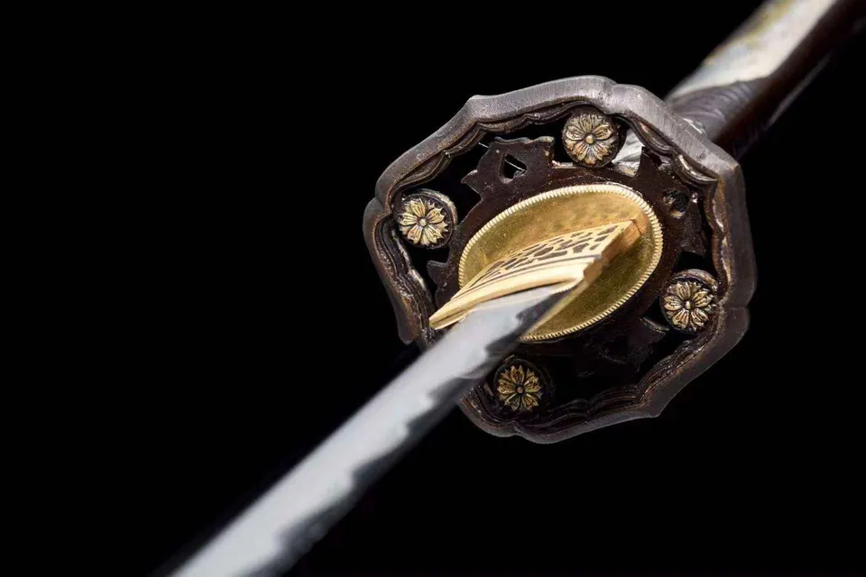 Katana Shōgun en acier damas avec hamon, monture en cuivre, vue 5