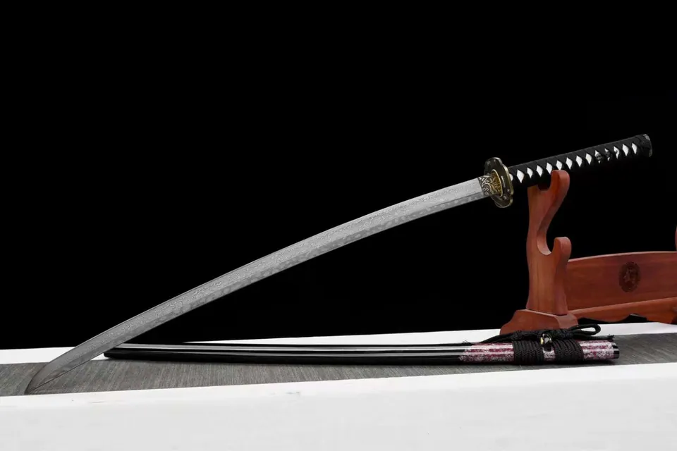 Katana Shokubutsu en acier damas, saya en ébène, kurigata en corne, vue 2