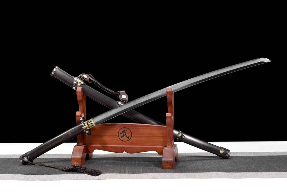 Katana Shujin en acier san mai, hamon et saya en bois, vue 2