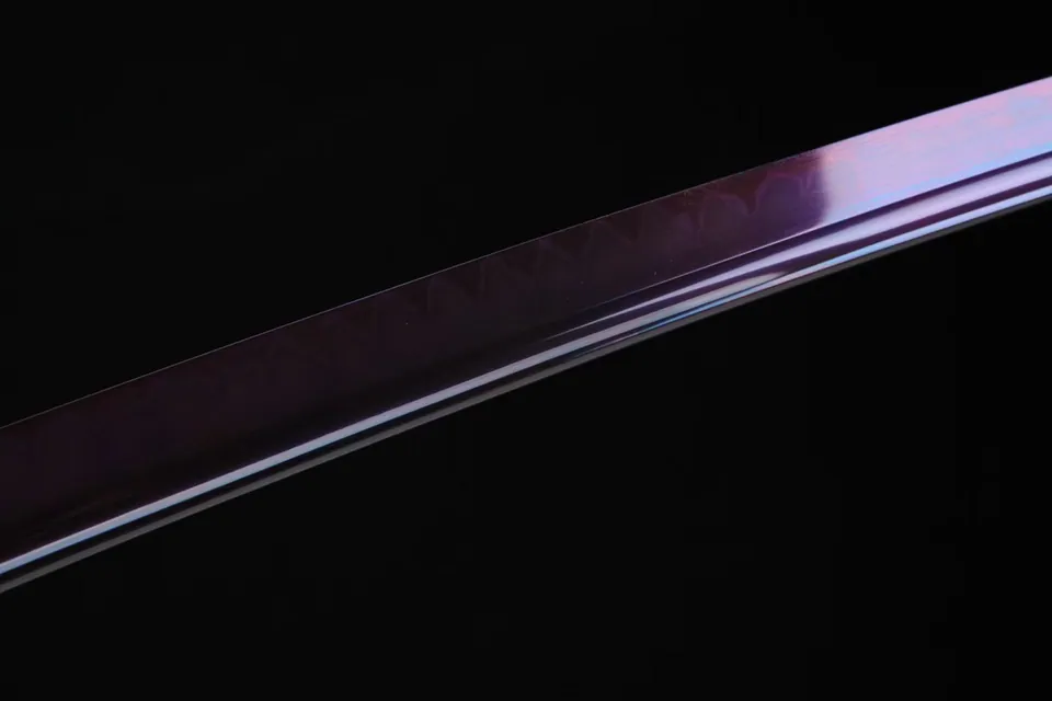 Katana Suhama Giri en acier 1095 avec hamon, lame colorée violet, vue 2