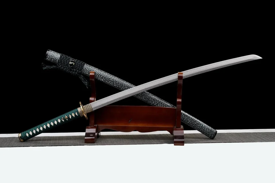 Katana Suirantō en acier damas, tsuka vert jade, saya à la neige, vue 3