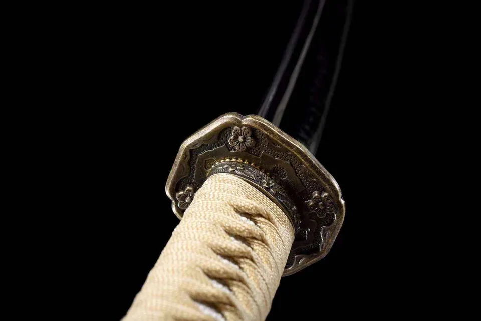 Katana Take en acier T10, saya gainée de cuir, lame à hamon, vue 3