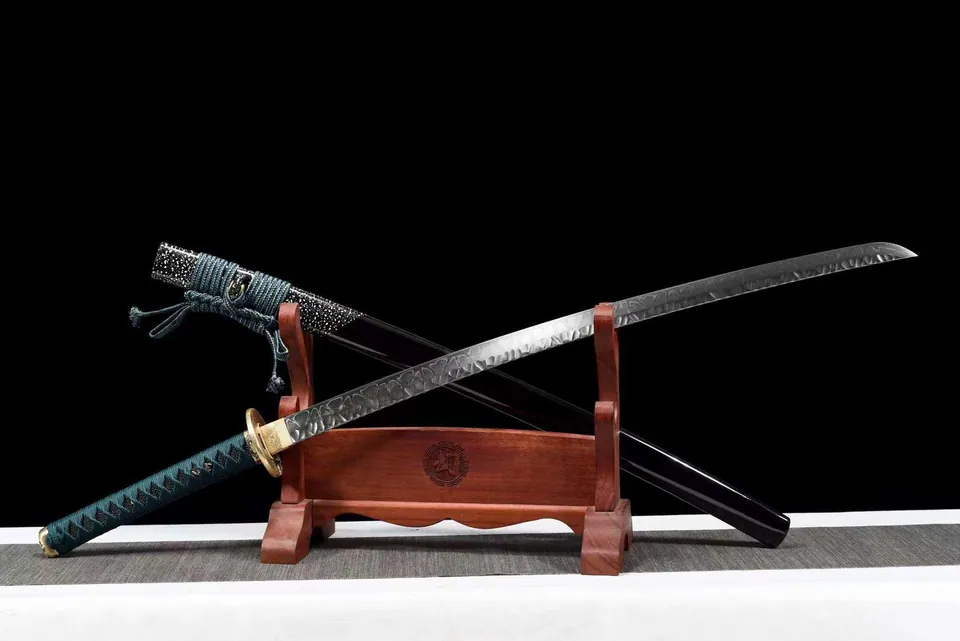 Katana Tame en acier T10, hamon ondulé, saya vert et tsuba florale, vue 2