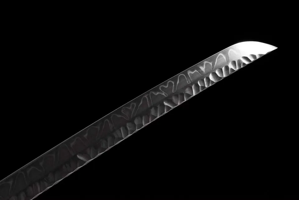 Katana Tame en acier T10, hamon ondulé, saya vert et tsuba florale, vue 3