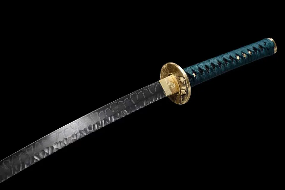 Katana Tame en acier T10, hamon ondulé, saya vert et tsuba florale, vue 4