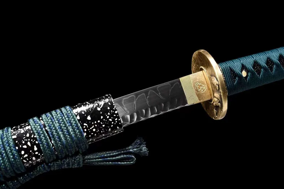 Katana Tame en acier T10, hamon ondulé, saya vert et tsuba florale, vue 5