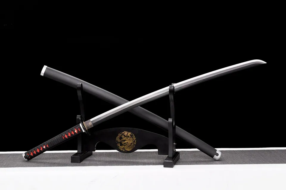 Katana Tanjiro Demon Slayer en acier 1060, tsuba en fer sculpté, vue 3