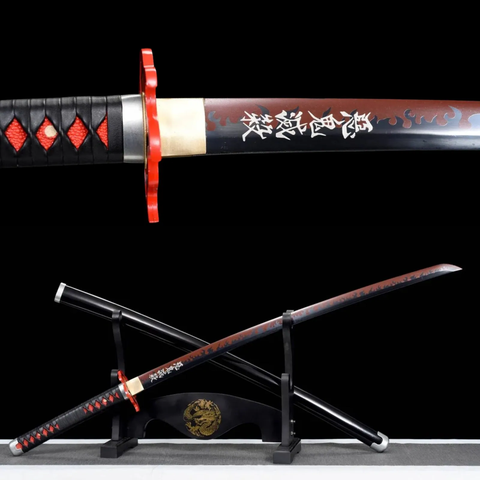 Katana Tanjiro V2 Demon Slayer en acier 1060, tsuba en fer, photo de couverture du guide « Le sabre de Giyu Tomioka, Pilier de l'Eau, expliqué »
