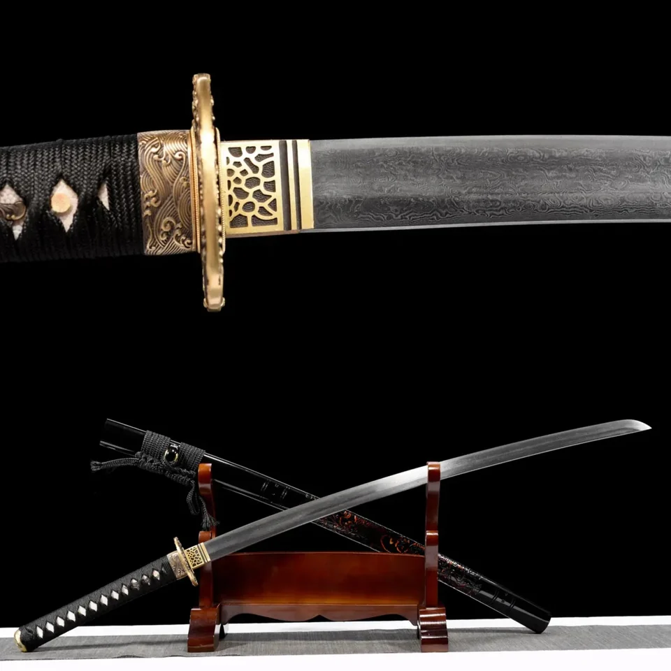 Katana Tatsu en acier damas, saya en bois laqué et peint, acier damas