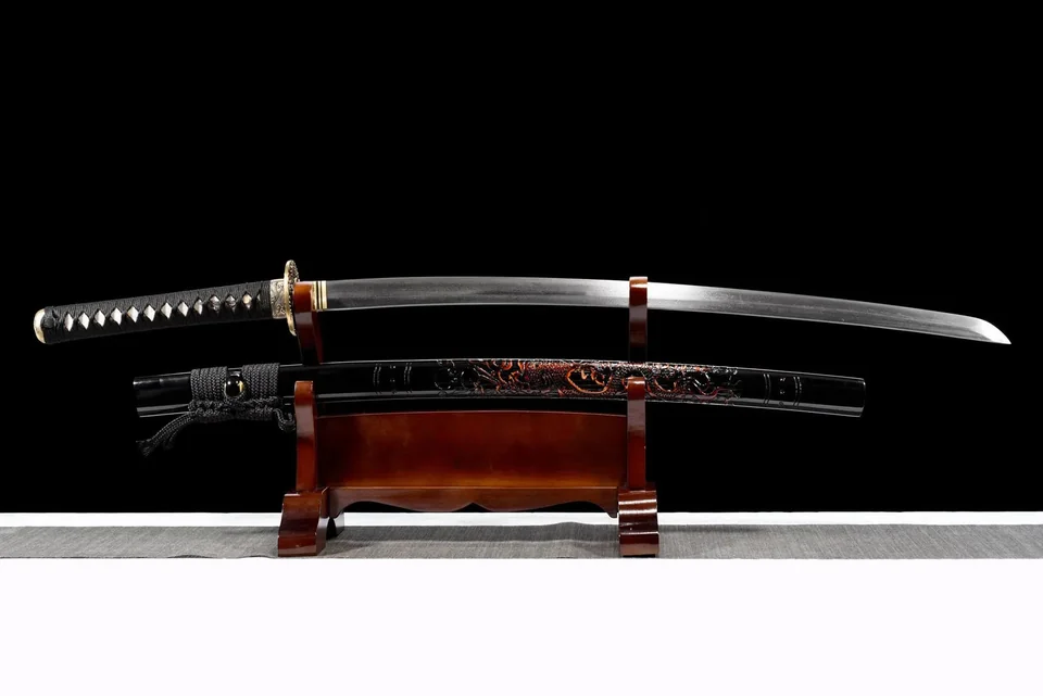 Katana Tatsu en acier damas, saya en bois laqué et peint, vue 2