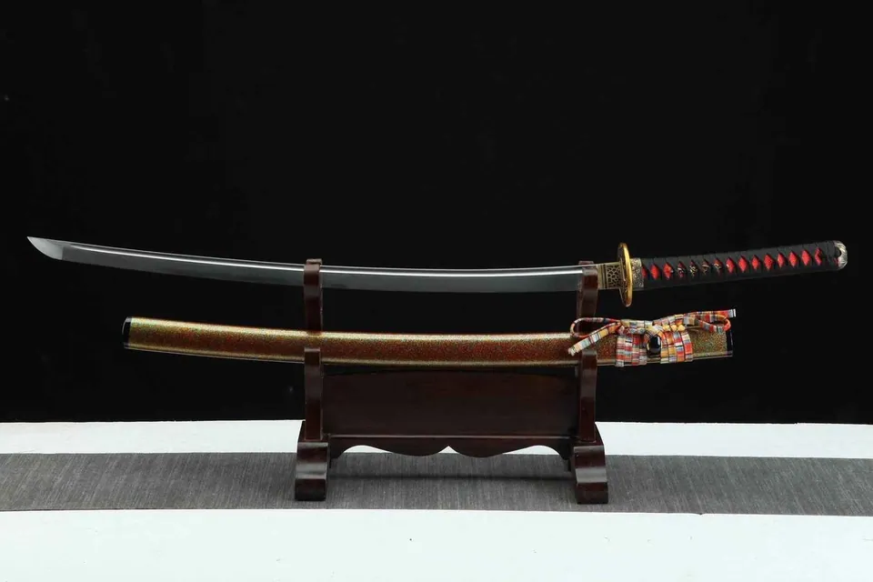 Katana Tokugawa en acier damas avec gorge, tsuba en laiton massif