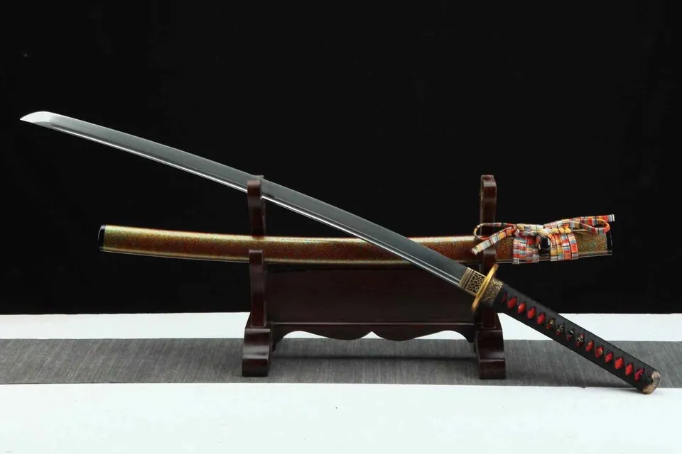 Katana Tokugawa en acier damas avec gorge, tsuba en laiton massif, vue 2
