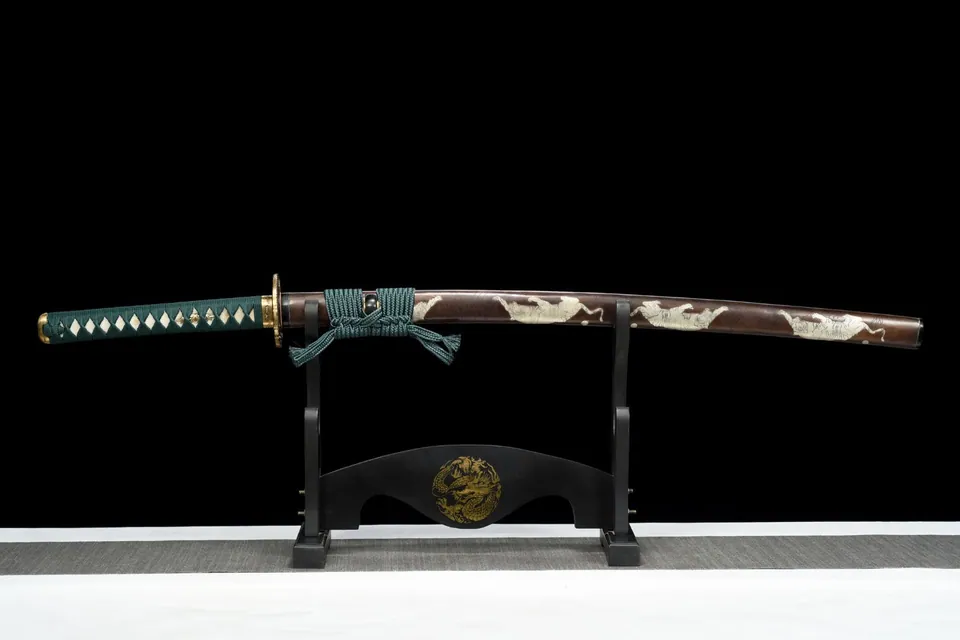 Katana Tora en acier T10, hamon en flammes, saya magnolia gravé, vue 2