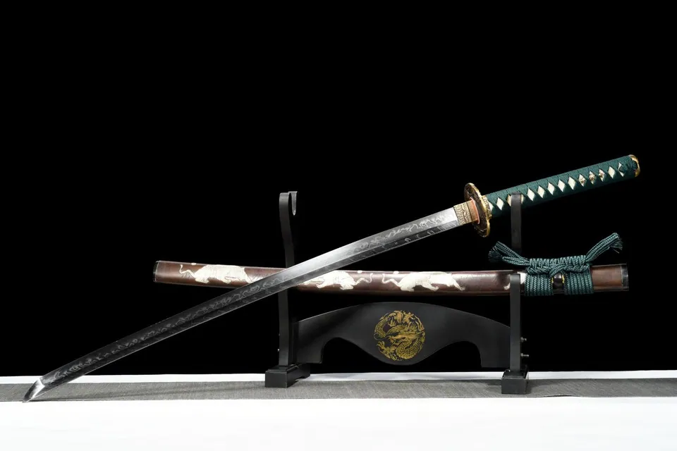 Katana Tora en acier T10, hamon en flammes, saya magnolia gravé, vue 4