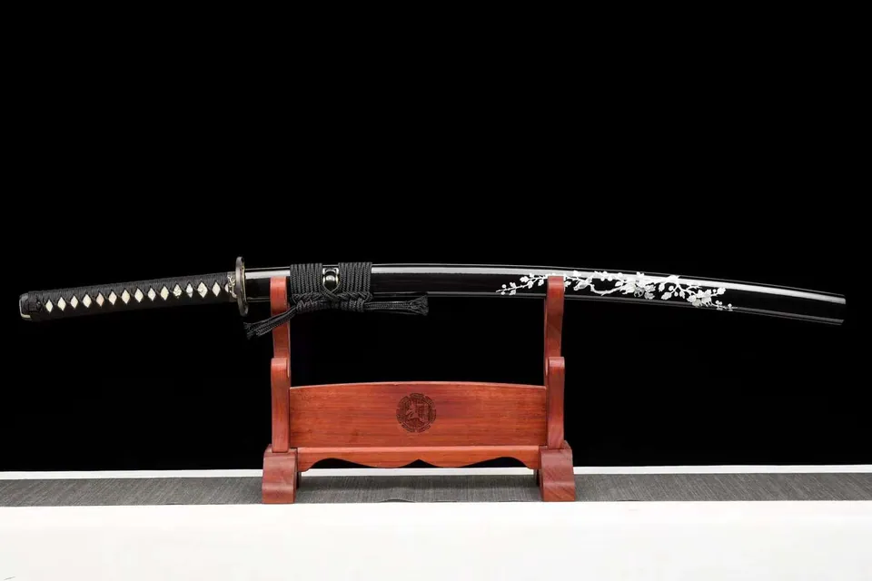 Katana Tori en acier T10 à hamon, saya noir au motif de branche, acier t10 · hamon