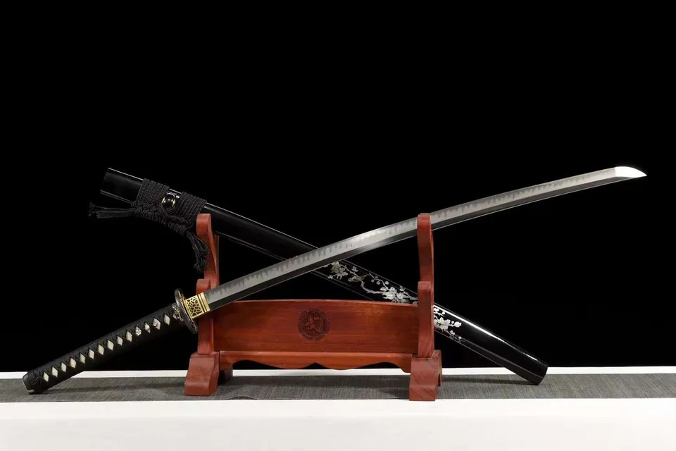 Katana Tori en acier T10 à hamon, saya noir au motif de branche, vue 2