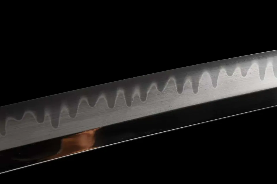 Katana Tori en acier T10 à hamon, saya noir au motif de branche, vue 3