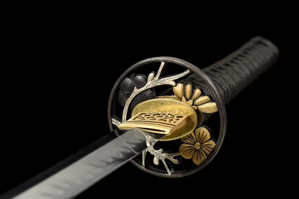 Katana Tori en acier T10 à hamon, saya noir au motif de branche, vue 4